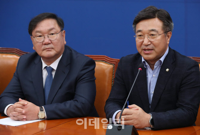 [포토]윤호중, '검찰개혁 마무리짓고 법사위 개혁할 것'