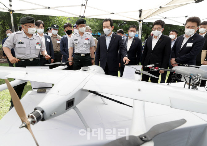 [포토] 드론 살펴보는 정세균 총리