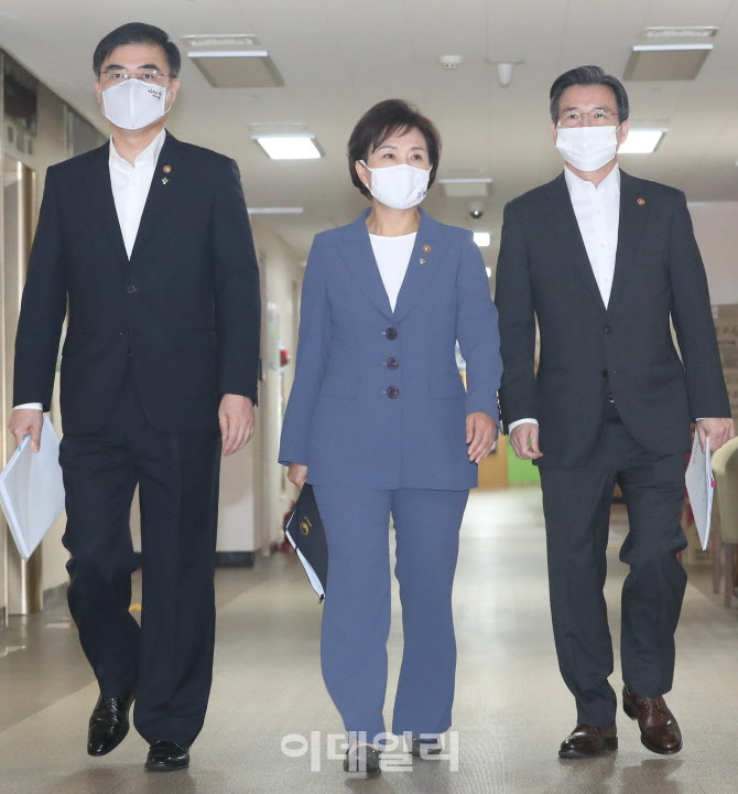 [포토]브리핑룸으로 향하는 김현미 장관과 금융위-기재부 차관들