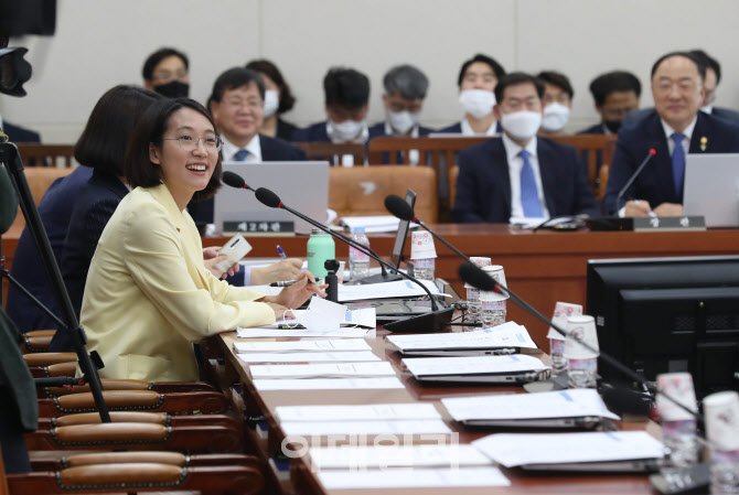 [포토]장혜영 의원, '윤후덕 위원장의 덕담에 미소'