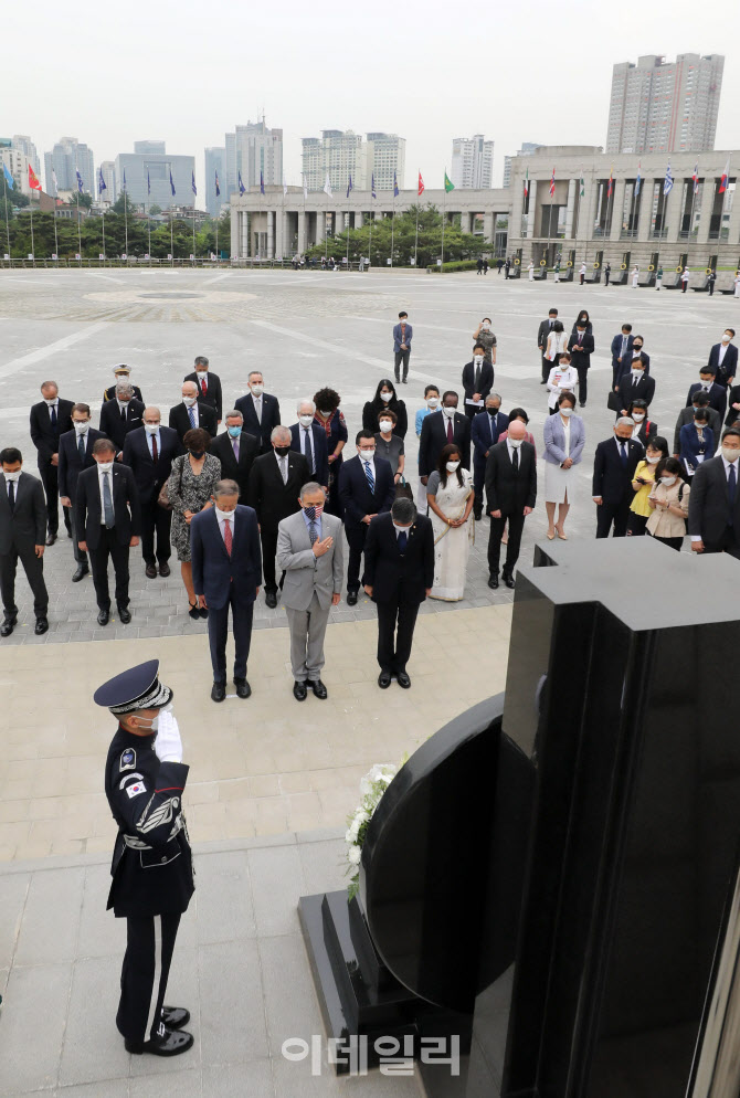 [포토]전쟁기념관 UN참전비 앞에 모인 참전국 대사들