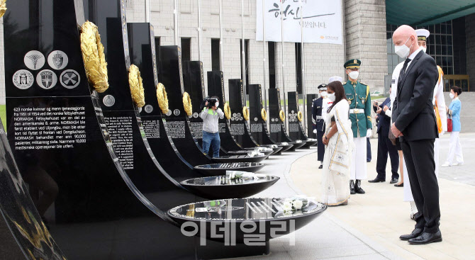 [포토]6.25전쟁 참전비에 헌화하는 참전국 대사들