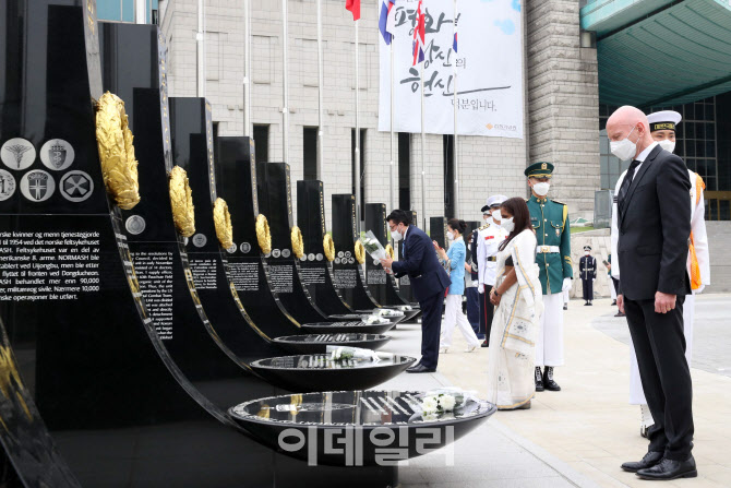 [포토]6.25전쟁 참전비에 찾은 각국 대사들