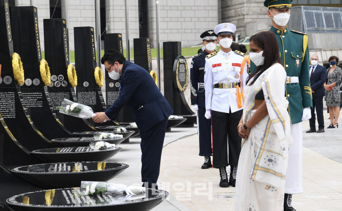 [포토]6.25 참전 용사들 기리는 대사들