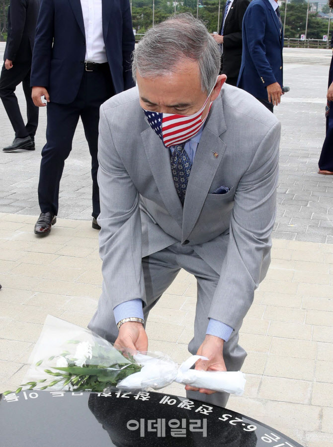 [포토]6.25 전쟁 70주년 앞두고 미군 참전비에 헌화하는 해리 해리스 주한미대사