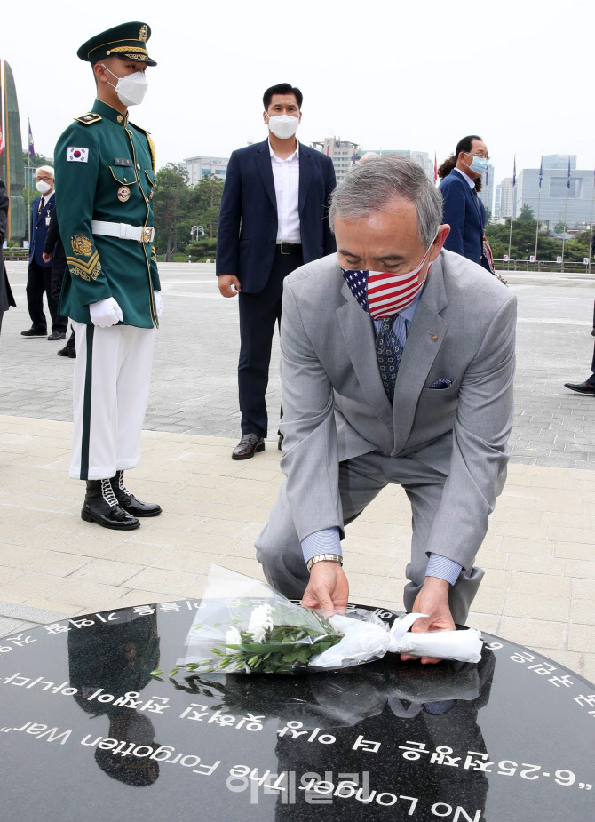 [포토]해리 해리스 주한미대사, 6.25 전쟁 70주년 앞두고 미군 참전비 헌화