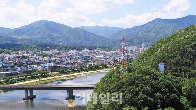 김성기 가평군수 "경관 해치는 늪산 송전탑 옮겨야"