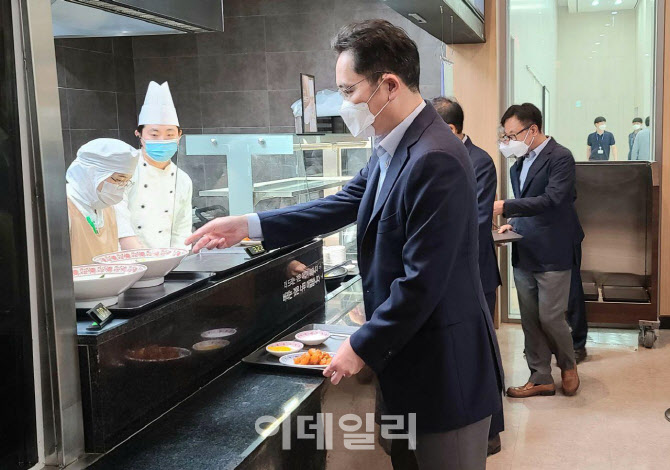 이재용, '반도체 연구소' 화성사업장 찾아…"생존이 달려있다"