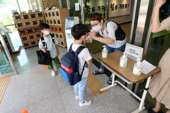 코로나19로 전국 학교 20곳 등교 불발…사흘 연속 증가