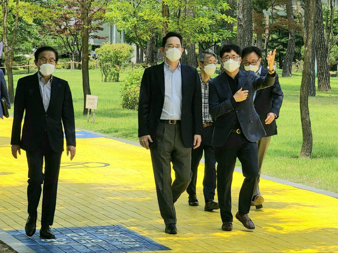 이재용, 사법 리스크 속에서도 반도체 ‘초격차’ 광폭 행보