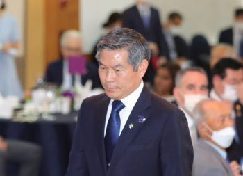 [현장에서]부르튼 입술…쉴 틈 없는 국방장관