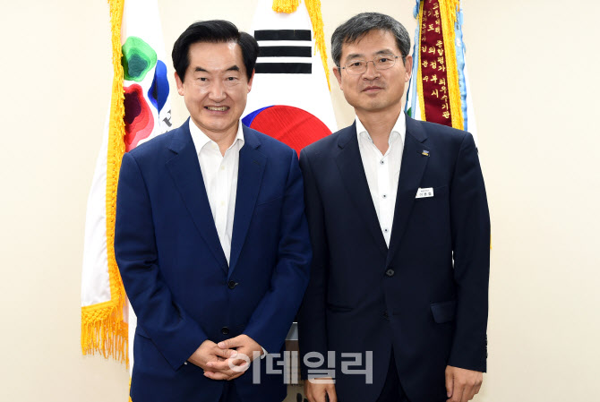 [포토]이용철 경기도행정2부지사와 인사한 안병용 의정부시장