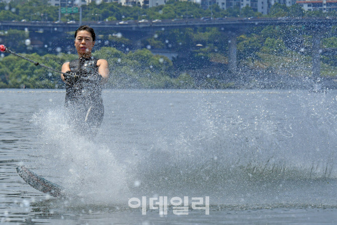 [포토]서울 도심 한가운데서 여름 즐기는 시민들