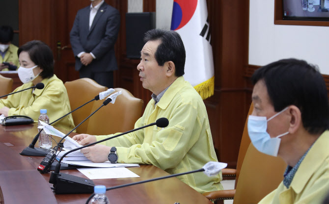 정세균 "방문판매·대형학원 등 고위험시설 추가, 방역의무 부과"