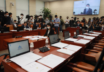 野불참 속 열린 첫 국방위…與"대북전단 살포 대책 마련 시급"