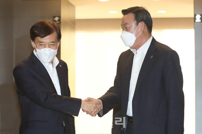 [포토]인사 나누는 이주열 총재-김태영 회장
