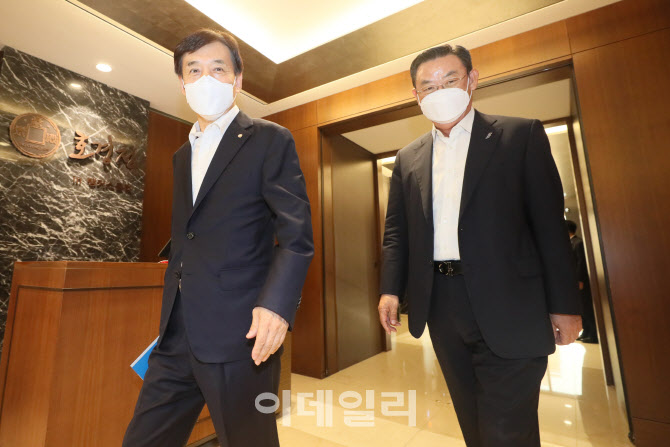 [포토]은행장간담회로 향하는 이주열 총재-김태영 회장