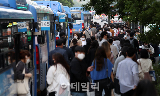 "마스크 쓰세요"…버스기사에 주먹 날린 50·60대 아저씨들(종합)