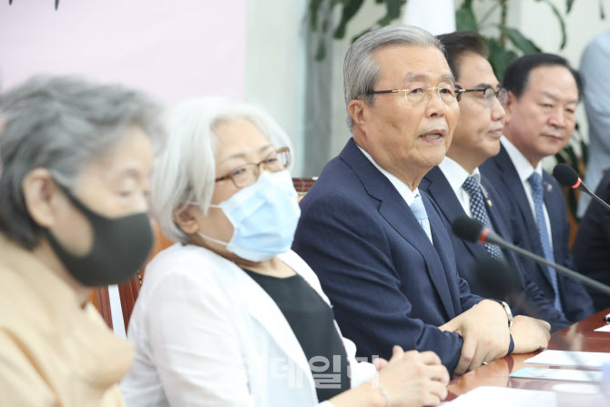 [포토]김종인 위원장,  6.25 전쟁 납북인사가족협의회 간담회