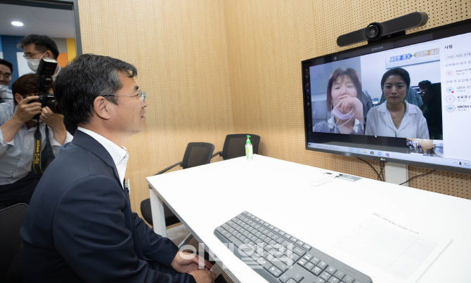 [포토]첫 경제 행보로 디지털무역상담실 찾은 이용철 경기도 행정2부지사