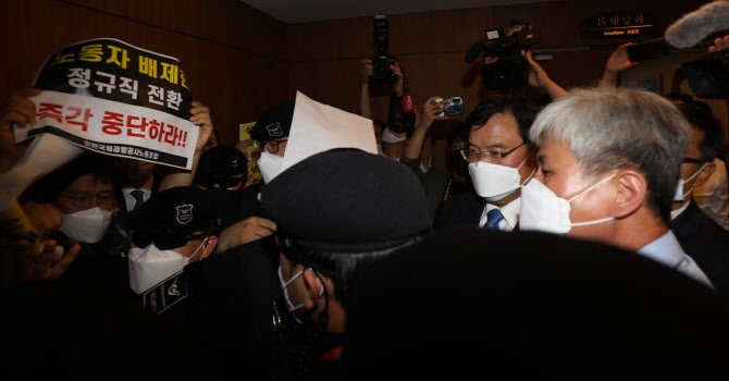 "공항 알바 할 걸"…인천공항 정규직 전환에 취준생 '부글부글'