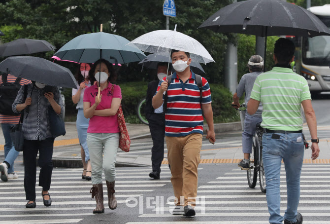 [포토]우산 쓰고 이동하는 시민들