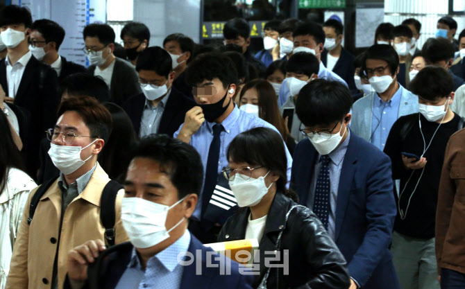 지하철서 마스크 착용 요구하자 난동부린 40대…구속영장 신청