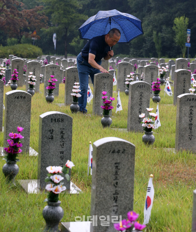 [포토] 6.25 전쟁 70주년 하루 앞두고 장마 속 현충원 찾은 유족들