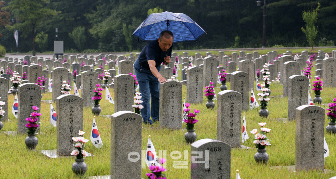 [포토] 6.25 전쟁 70주년 하루 앞두고 장마 속 서울현충원 찾은 유족들