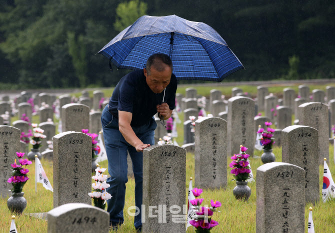 [포토]6.25 70주년 하루 앞두고 장마 속 서울현충원 찾은 유족들