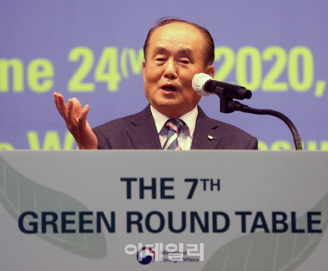 [포토] 그린라운드테이블 축사 하는 김정욱 위원장