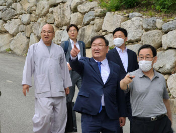 주호영 열흘만에 국회 복귀.."윤미향 의혹 국정조사 추진"(종합)