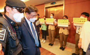 靑 "인천공항 직고용 취준생과 무관"…하태경 "전형적인 궤변"