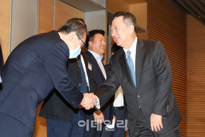[포토]샌드박스 심의위 기업인들과 인사하는 박용만 회장