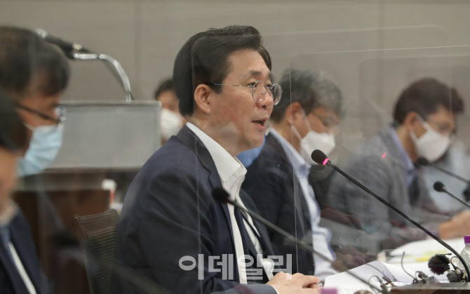 [포토]산업융합 규제특례심의위에서 발언하는 성윤모 장관