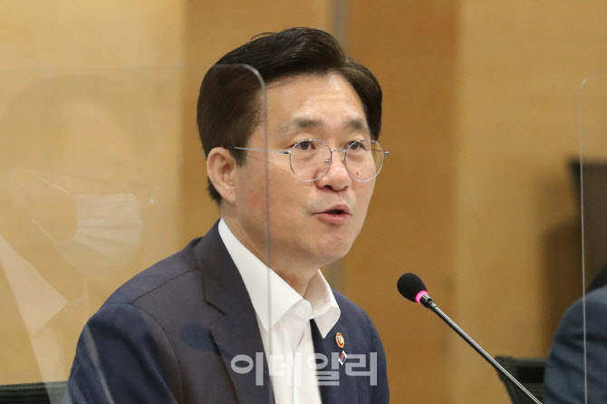 [포토]샌드박스 심의위에서 발언하는 성윤모 장관