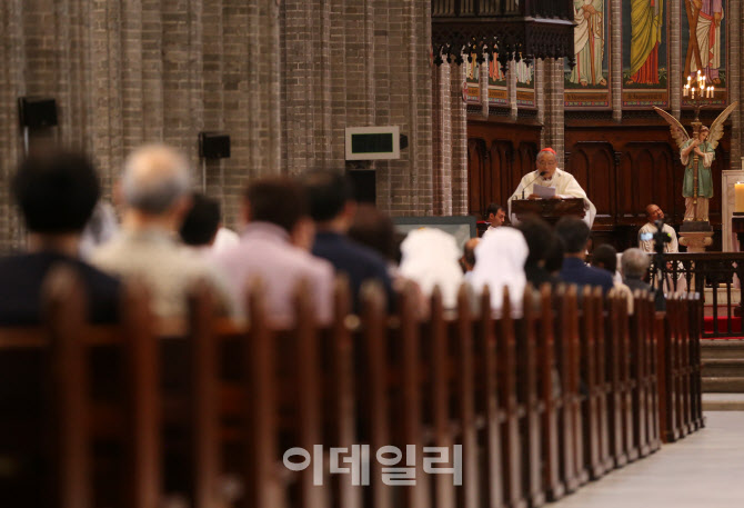 [포토] 염수정 추기경, 민족의 화해와 일치를 위한 미사