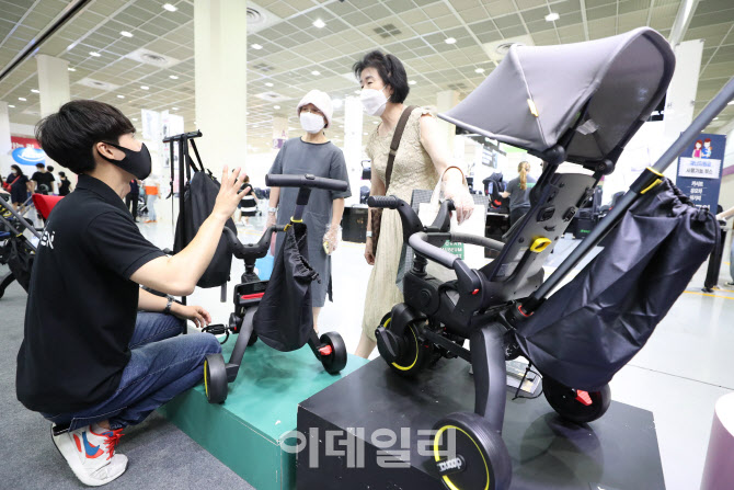 [포토]육아 제품 꼼꼼하게 살펴요