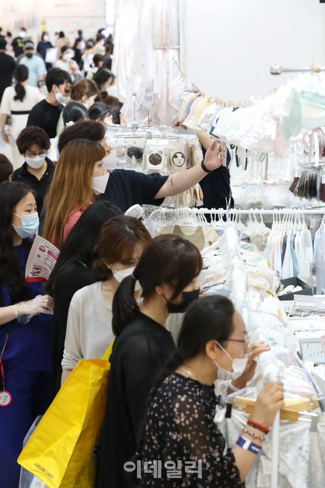 [포토]출산·육아 제품 살펴보는 관람객들