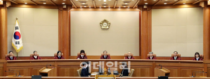 헌재 “‘주휴시간 포함’ 최저임금법 시행령, 합헌”(속보)