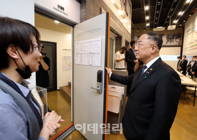 [포토]단열문 살펴보는 홍남기 경제부총리