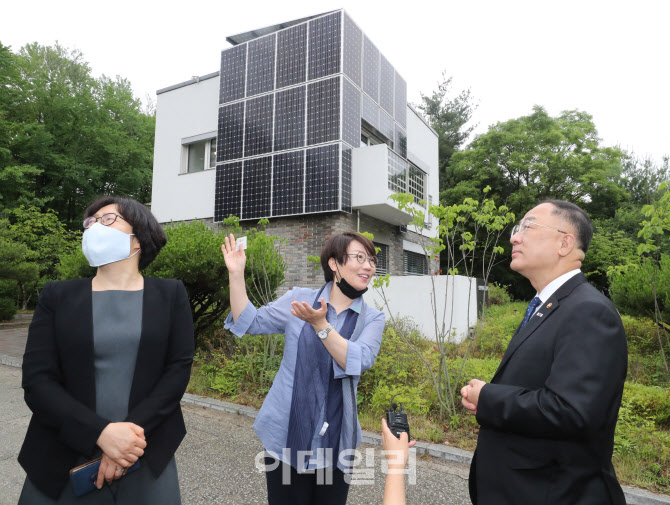 [포토]그린뉴딜 현장방문 한 홍남기 경제부총리