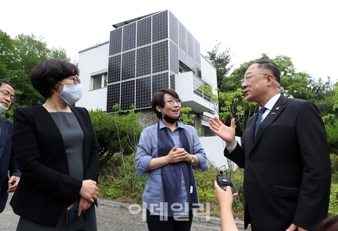 [포토]친환경 이지하우스 찾은 홍남기 경제부총리