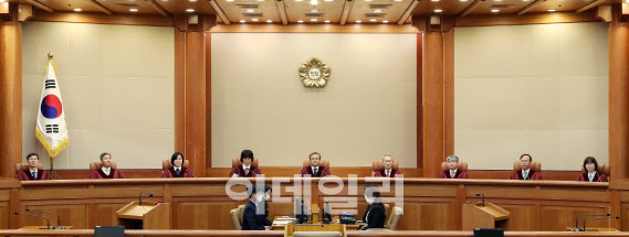 헌재 "최저임금 산정 노동시간에 주휴시간 포함, 합헌"(종합)