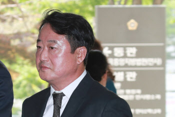 '인보사 의혹' 이웅열 전 회장, 구속영장심사 30일로 연기