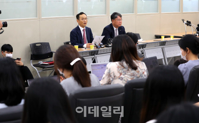 [포토]김유상 전무, 이상직 의원 입장문 대독