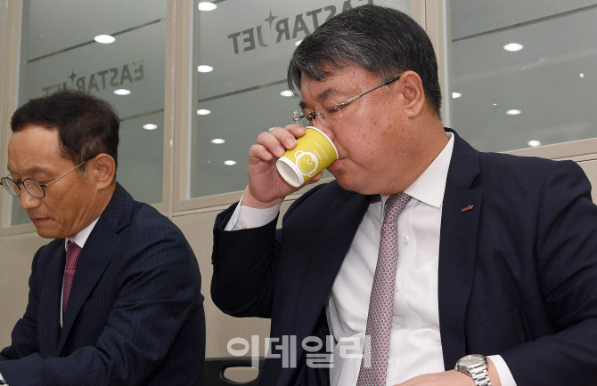 [포토]물 마시는 최종구 이스타항공 대표