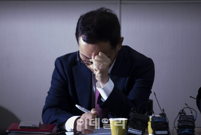 [포토]고민에 빠진 김유상 전무