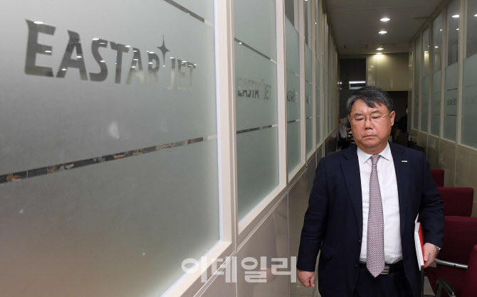 [포토]긴급 기자회견에 참석하는 최종구 대표