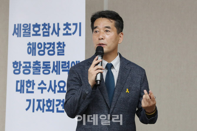 [포토]취재진 질문에 답하는 박병우 진상규명국 국장